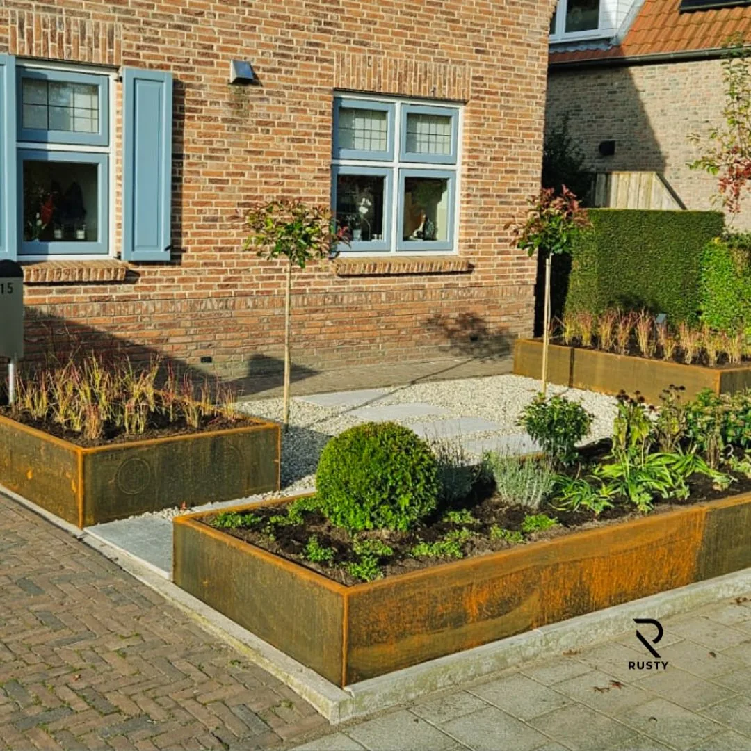 Cortenstalen plantenbakken voor woning
