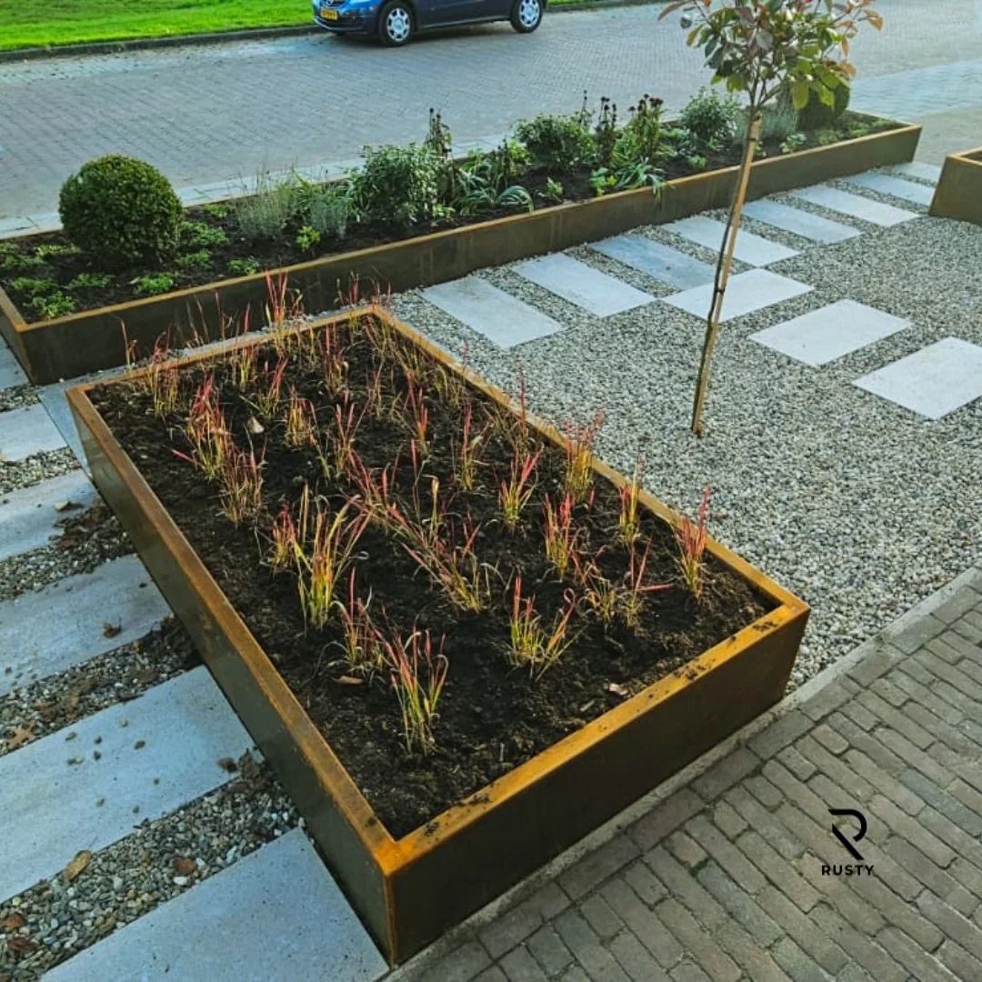 Detail van cortenstalen plantenbak