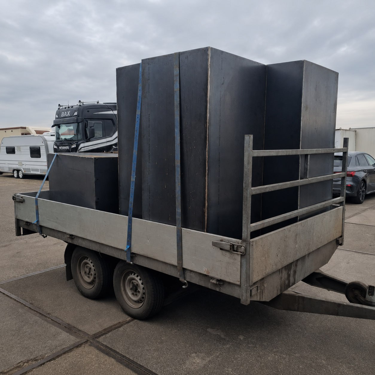 Modulaire onderdelen van de bloembak tijdens transport