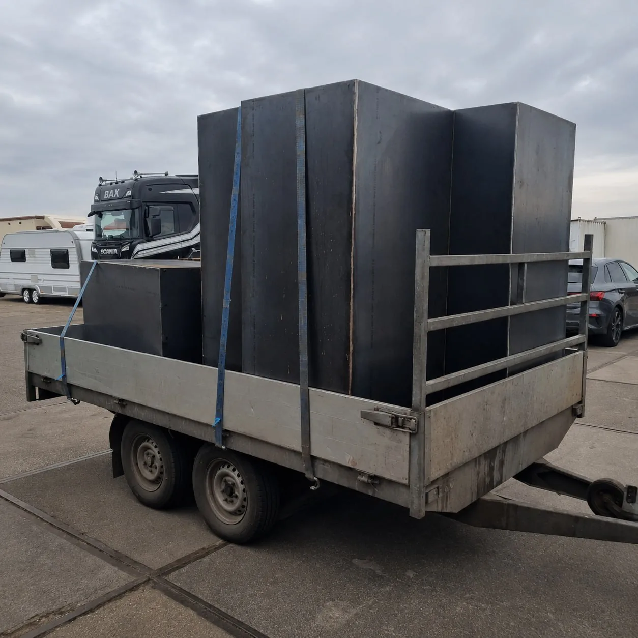 Modulaire onderdelen van de bloembak tijdens transport